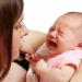 По какой причине новорожденный высовывает язык?