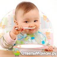 Ребенок ест